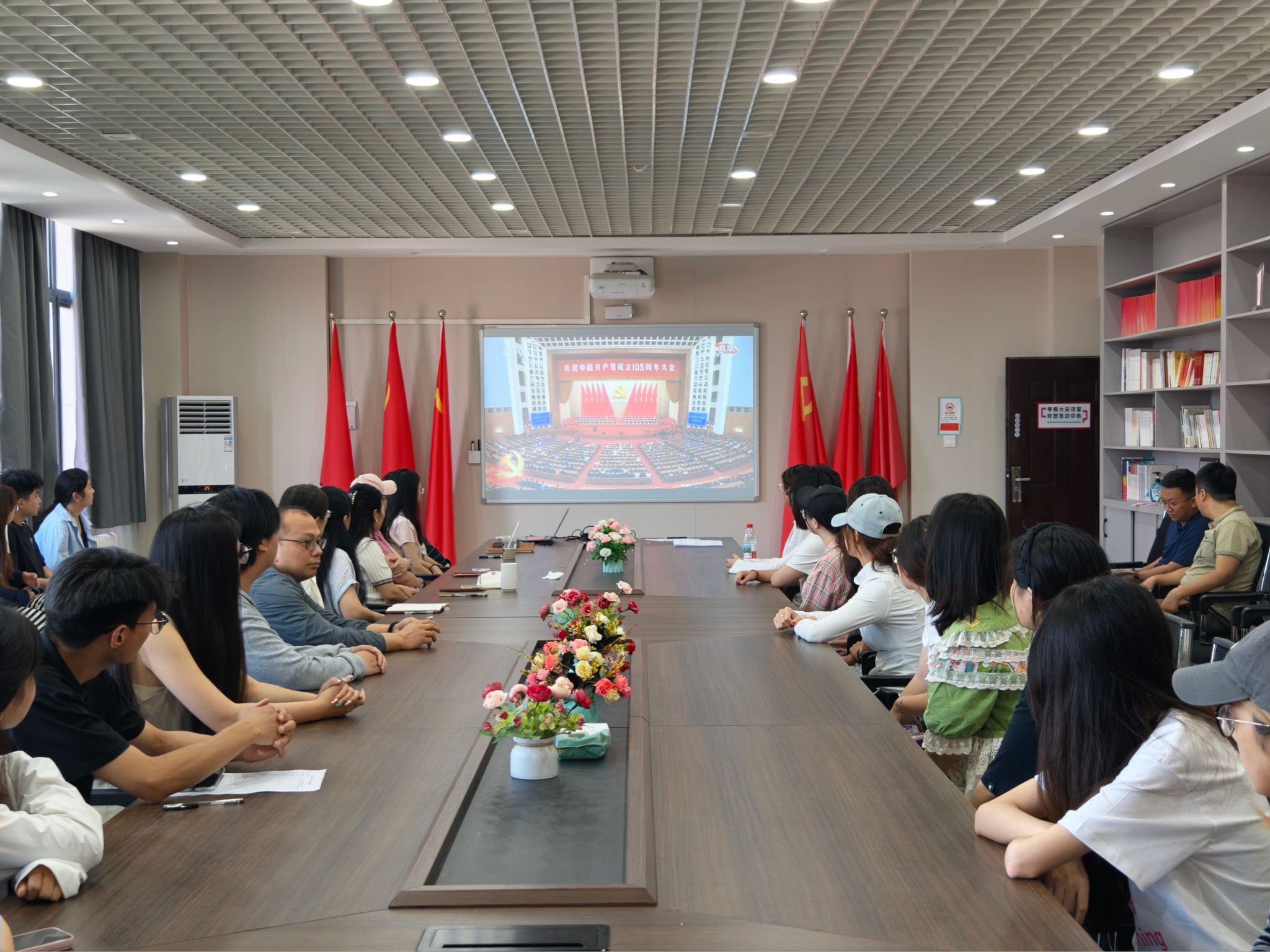 太阳成集团tyc33455组织党员集中观看庆祝中国共产党成立105周年大会